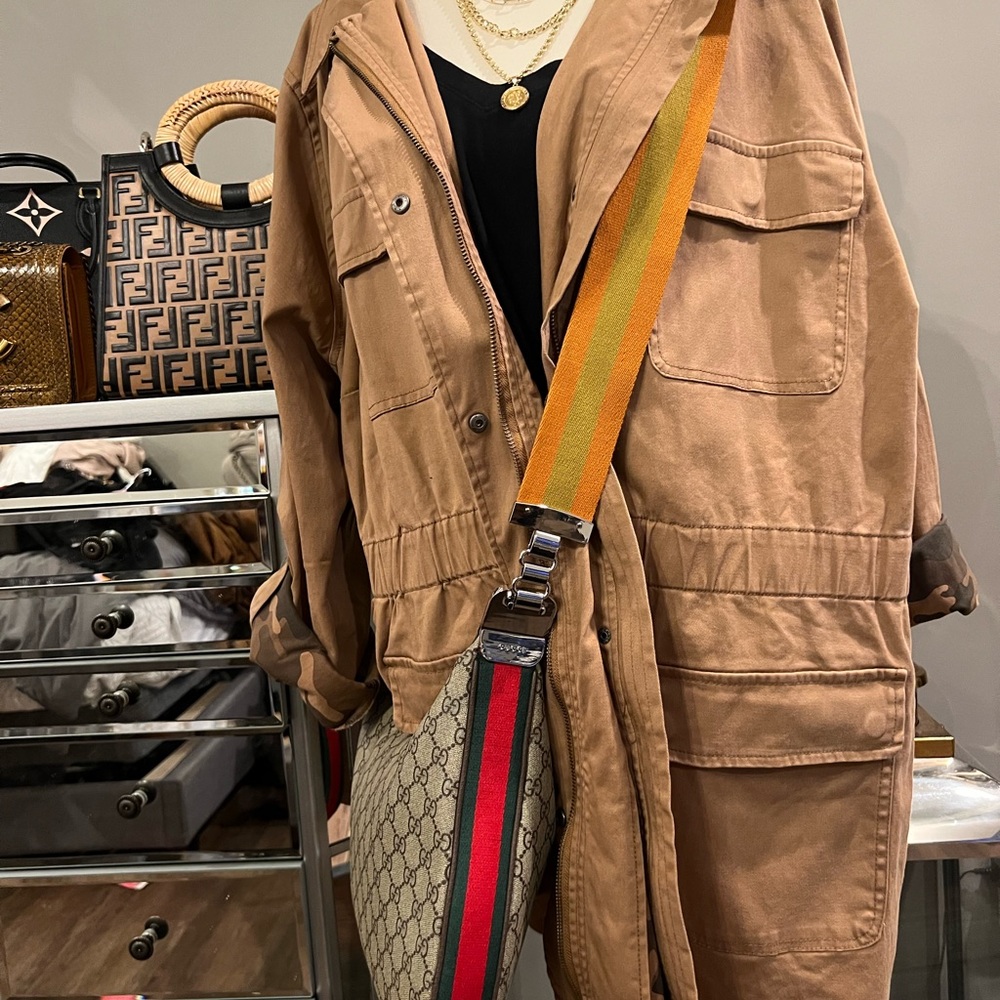 This jacket is made like a shacket the inside has camouflage design sleeves roll - Picture 5 of 16